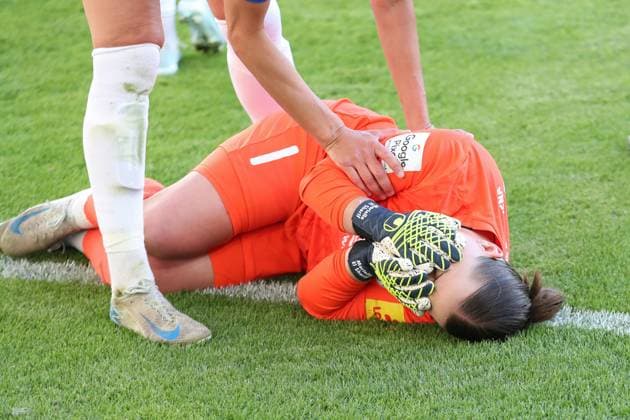 1. Bundesliga Frauen: FC Carl Zeiss Jena vs. FC Bayern München, 05.05.25 Torwart Mariella El Sherif (1, FC Carl Zeiss Jena) muss liegt mit Schmerzen im Gesicht auf dem Rasen. Fußball, Google Pixel Frauen-Bundesliga, Saison 2024 2025, 21. Spieltag: FC Carl Zeiss Jena vs. FC Bayern München am 05.05.25, Ernst-Abbe-Sportfeld, ad hoc Arena, Jena. DFB REGULATIONS PROHIBIT ANY USE OF PHOTOGRAPHS AS IMAGE SEQUENCES AND OR QUASI-VIDEO. Copyright: xBEAUTIFULxSPORTS JanxKaeferx