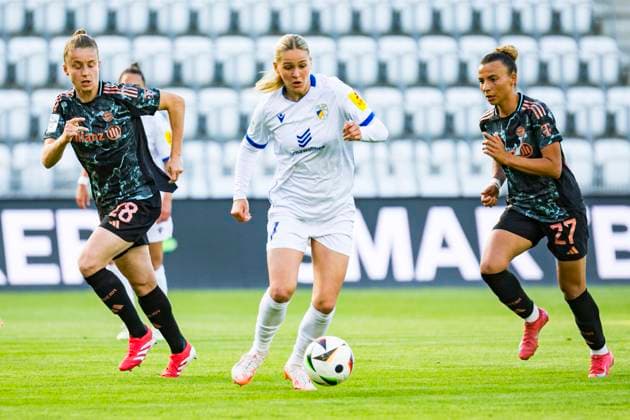 05.05.2025, xomx, Fussball Google Pixel Frauen-Bundesliga, Carl Zeiss Jena - FC Bayern Muenchen v.l. Michelle Ulbrich (FC Bayern München), Melina Reuter (FC Carl Zeiss Jena), +b27+ im Kampf um den Ball. (DFL DFB REGULATIONS PROHIBIT ANY USE OF PHOTOGRAPHS as IMAGE SEQUENCES and or QUASI-VIDEO) Jena
