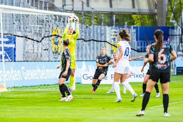 05.05.2025, xomx, Fussball Google Pixel Frauen-Bundesliga, Carl Zeiss Jena - FC Bayern Muenchen v.l. Maria Luisa Grohs (FC Bayern München) am Ball. (DFL DFB REGULATIONS PROHIBIT ANY USE OF PHOTOGRAPHS as IMAGE SEQUENCES and or QUASI-VIDEO) Jena