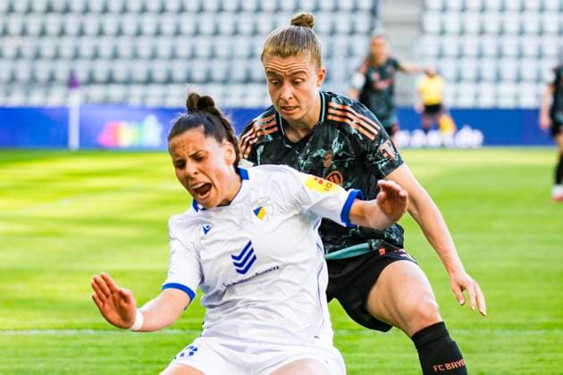 05.05.2025, xomx, Fussball Google Pixel Frauen-Bundesliga, Carl Zeiss Jena - FC Bayern Muenchen v.l. Noemi Gentile (FC Carl Zeiss Jena) vorne am Ball im Zweikampf mit Michelle Ulbrich (FC Bayern München) (DFL DFB REGULATIONS PROHIBIT ANY USE OF PHOTOGRAPHS as IMAGE SEQUENCES and or QUASI-VIDEO) Jena
