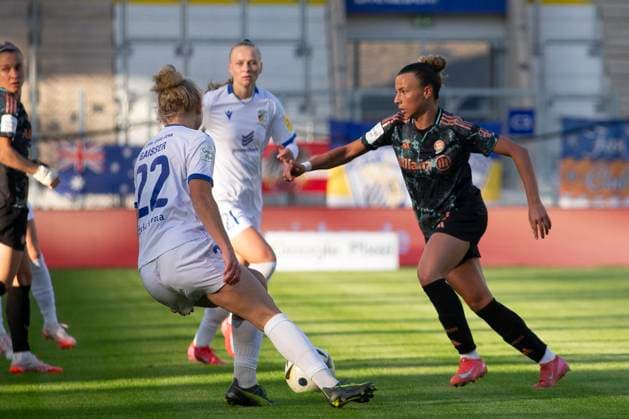 GER, Jena, Fußballl, Google Pixel Frauen Bundesliga, 21. Spieltag, FC Carl-Zeiss Jena vs. FC Bayern Muenchen im Bild v.l.: Fiona Gaißer (FC Carl-Zeiss Jena 22), Arianna Caruso (FC Bayern 27), Zweikampf 05.05.2025, Ernst-Abbe Sportfeld Jena DFL DFB REGULATIONS PROHIBIT ANY USE OF PHOTOGRAPHS AS IMAGE SEQUENCES AND OR QUASI-VIDEO, Copyright: HMBxMedia PaulxFritz
