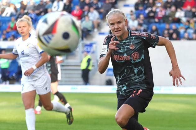1. Bundesliga Frauen: FC Carl Zeiss Jena vs. FC Bayern München, 05.05.25 Pernille Harder (21, Bayern München) mit dem Ball fest im Blick. Fußball, Google Pixel Frauen-Bundesliga, Saison 2024 2025, 21. Spieltag: FC Carl Zeiss Jena vs. FC Bayern München am 05.05.25, Ernst-Abbe-Sportfeld, ad hoc Arena, Jena. DFB REGULATIONS PROHIBIT ANY USE OF PHOTOGRAPHS AS IMAGE SEQUENCES AND OR QUASI-VIDEO. Copyright: xBEAUTIFULxSPORTS JanxKaeferx
