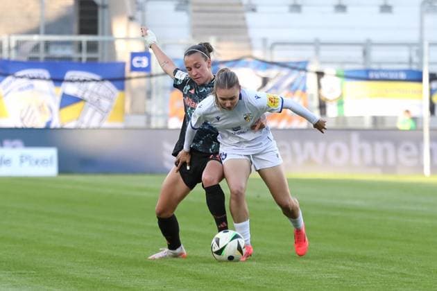 1. Bundesliga Frauen: FC Carl Zeiss Jena vs. FC Bayern München, 05.05.25 Julia Zigotti Olme (16, Bayern München) gegen Emily Reske (28, FC Carl Zeiss Jena). Fußball, Google Pixel Frauen-Bundesliga, Saison 2024 2025, 21. Spieltag: FC Carl Zeiss Jena vs. FC Bayern München am 05.05.25, Ernst-Abbe-Sportfeld, ad hoc Arena, Jena. DFB REGULATIONS PROHIBIT ANY USE OF PHOTOGRAPHS AS IMAGE SEQUENCES AND OR QUASI-VIDEO. Copyright: xBEAUTIFULxSPORTS JanxKaeferx