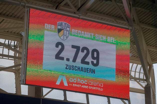 GER, Jena, Fußballl, Google Pixel Frauen Bundesliga, 21. Spieltag, FC Carl-Zeiss Jena vs. FC Bayern Muenchen im Bild v.l.: offizielle Zuschauerzahl auf der Stadionleinwand 05.05.2025, Ernst-Abbe Sportfeld Jena DFL DFB REGULATIONS PROHIBIT ANY USE OF PHOTOGRAPHS AS IMAGE SEQUENCES AND OR QUASI-VIDEO, Copyright: HMBxMedia PaulxFritz