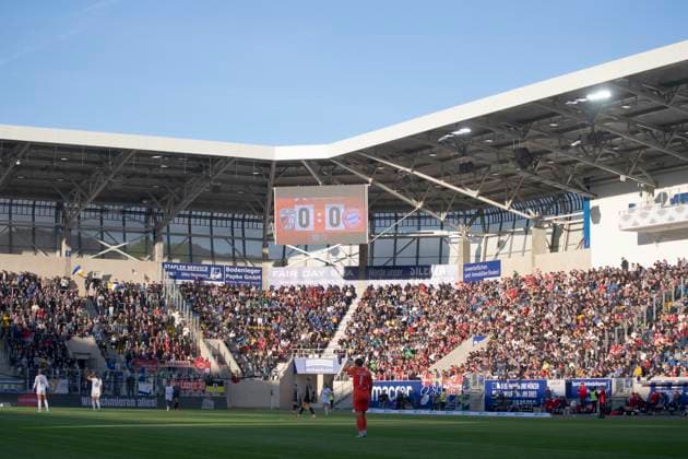 GER, Jena, Fußballl, Google Pixel Frauen Bundesliga, 21. Spieltag, FC Carl-Zeiss Jena vs. FC Bayern Muenchen im Bild v.l.: Stadiontribuenen mit Fans waehrend des Spiels 05.05.2025, Ernst-Abbe Sportfeld Jena DFL DFB REGULATIONS PROHIBIT ANY USE OF PHOTOGRAPHS AS IMAGE SEQUENCES AND OR QUASI-VIDEO, Copyright: HMBxMedia PaulxFritz