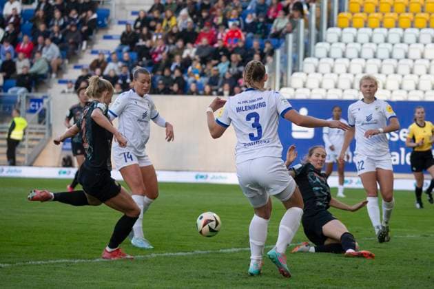 GER, Jena, Fußballl, Google Pixel Frauen Bundesliga, 21. Spieltag, FC Carl-Zeiss Jena vs. FC Bayern Muenchen im Bild v.l.: Lea Schueller (FC Bayern 11), Schuss im Strafraum , Torchance 05.05.2025, Ernst-Abbe Sportfeld Jena DFL DFB REGULATIONS PROHIBIT ANY USE OF PHOTOGRAPHS AS IMAGE SEQUENCES AND OR QUASI-VIDEO, Copyright: HMBxMedia PaulxFritz