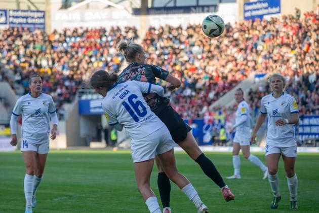 GER, Jena, Fußballl, Google Pixel Frauen Bundesliga, 21. Spieltag, FC Carl-Zeiss Jena vs. FC Bayern Muenchen im Bild v.l.: Lisa Gora (FC Carl-Zeiss Jena 16), Lea Schueller (FC Bayern 11), Zweikampf 05.05.2025, Ernst-Abbe Sportfeld Jena DFL DFB REGULATIONS PROHIBIT ANY USE OF PHOTOGRAPHS AS IMAGE SEQUENCES AND OR QUASI-VIDEO, Copyright: HMBxMedia PaulxFritz