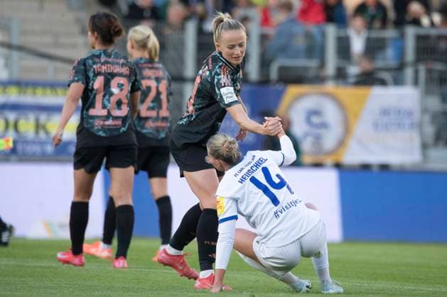 GER, Jena, Fußballl, Google Pixel Frauen Bundesliga, 21. Spieltag, FC Carl-Zeiss Jena vs. FC Bayern Muenchen im Bild v.l.: Lea Schueller (FC Bayern 11), Anja Heuschkel (FC Carl-Zeiss Jena 14), geben sich die Hand 05.05.2025, Ernst-Abbe Sportfeld Jena DFL DFB REGULATIONS PROHIBIT ANY USE OF PHOTOGRAPHS AS IMAGE SEQUENCES AND OR QUASI-VIDEO, Copyright: HMBxMedia PaulxFritz