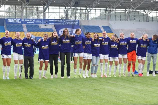 Sport Bilder des Tages 1. Bundesliga Frauen: FC Carl Zeiss Jena vs. FC Bayern München, 05.05.25 Die Mannschaft von Jena feiert vor dem Fanblock in Klassenerhalt T-Shirts. Jubel, Freude, Emotionen. Fußball, Google Pixel Frauen-Bundesliga, Saison 2024 2025, 21. Spieltag: FC Carl Zeiss Jena vs. FC Bayern München am 05.05.25, Ernst-Abbe-Sportfeld, ad hoc Arena, Jena. DFB REGULATIONS PROHIBIT ANY USE OF PHOTOGRAPHS AS IMAGE SEQUENCES AND OR QUASI-VIDEO. Copyright: xBEAUTIFULxSPORTS JanxKaeferx