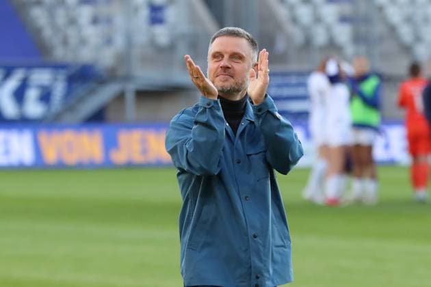 1. Bundesliga Frauen: FC Carl Zeiss Jena vs. FC Bayern München, 05.05.25 Trainer Alexander Straus (Bayern München) applaudiert zu den Fans. Fußball, Google Pixel Frauen-Bundesliga, Saison 2024 2025, 21. Spieltag: FC Carl Zeiss Jena vs. FC Bayern München am 05.05.25, Ernst-Abbe-Sportfeld, ad hoc Arena, Jena. DFB REGULATIONS PROHIBIT ANY USE OF PHOTOGRAPHS AS IMAGE SEQUENCES AND OR QUASI-VIDEO. Copyright: xBEAUTIFULxSPORTS JanxKaeferx