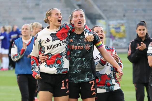 1. Bundesliga Frauen: FC Carl Zeiss Jena vs. FC Bayern München, 05.05.25 Klara Bühl (17, Bayern München) feiert mit Kapitänin Linda Sembrant (2, Bayern München). Jubel, Freude, Emotionen. Fußball, Google Pixel Frauen-Bundesliga, Saison 2024 2025, 21. Spieltag: FC Carl Zeiss Jena vs. FC Bayern München am 05.05.25, Ernst-Abbe-Sportfeld, ad hoc Arena, Jena. DFB REGULATIONS PROHIBIT ANY USE OF PHOTOGRAPHS AS IMAGE SEQUENCES AND OR QUASI-VIDEO. Copyright: xBEAUTIFULxSPORTS JanxKaeferx