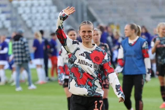 1. Bundesliga Frauen: FC Carl Zeiss Jena vs. FC Bayern München, 05.05.25 Klara Bühl (17, Bayern München) winkt ins Publikum. Fußball, Google Pixel Frauen-Bundesliga, Saison 2024 2025, 21. Spieltag: FC Carl Zeiss Jena vs. FC Bayern München am 05.05.25, Ernst-Abbe-Sportfeld, ad hoc Arena, Jena. DFB REGULATIONS PROHIBIT ANY USE OF PHOTOGRAPHS AS IMAGE SEQUENCES AND OR QUASI-VIDEO. Copyright: xBEAUTIFULxSPORTS JanxKaeferx
