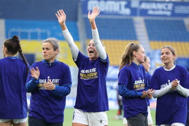 1. Bundesliga Frauen: FC Carl Zeiss Jena vs. FC Bayern München, 05.05.25 Anja Heuschkel (14, FC Carl Zeiss Jena) winkt freudig ins Publikum. Emotionen. Fußball, Google Pixel Frauen-Bundesliga, Saison 2024 2025, 21. Spieltag: FC Carl Zeiss Jena vs. FC Bayern München am 05.05.25, Ernst-Abbe-Sportfeld, ad hoc Arena, Jena. DFB REGULATIONS PROHIBIT ANY USE OF PHOTOGRAPHS AS IMAGE SEQUENCES AND OR QUASI-VIDEO. Copyright: xBEAUTIFULxSPORTS JanxKaeferx