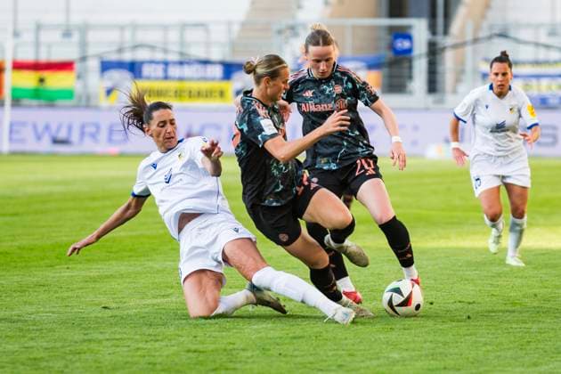 05.05.2025, xomx, Fussball Google Pixel Frauen-Bundesliga, Carl Zeiss Jena - FC Bayern Muenchen v.l. Merza Julevic (FC Carl Zeiss Jena), Klara Bühl (FC Bayern München), Franziska Kett (FC Bayern München) im Kampf um den Ball (DFL DFB REGULATIONS PROHIBIT ANY USE OF PHOTOGRAPHS as IMAGE SEQUENCES and or QUASI-VIDEO) Jena