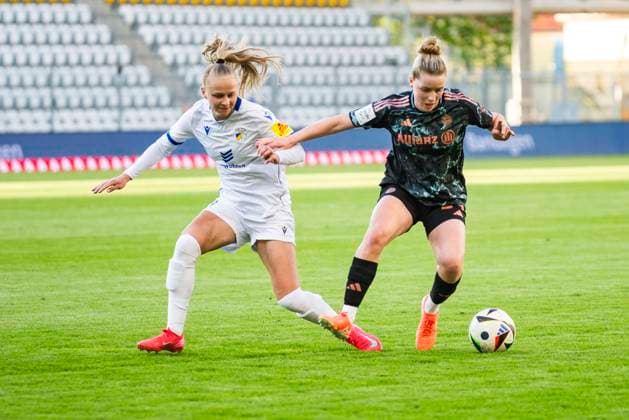 05.05.2025, xomx, Fussball Google Pixel Frauen-Bundesliga, Carl Zeiss Jena - FC Bayern Muenchen v.l. +j21+ und Alara Åžehitler (FC Bayern München) im Zweikampf am Ball. (DFL DFB REGULATIONS PROHIBIT ANY USE OF PHOTOGRAPHS as IMAGE SEQUENCES and or QUASI-VIDEO) Jena