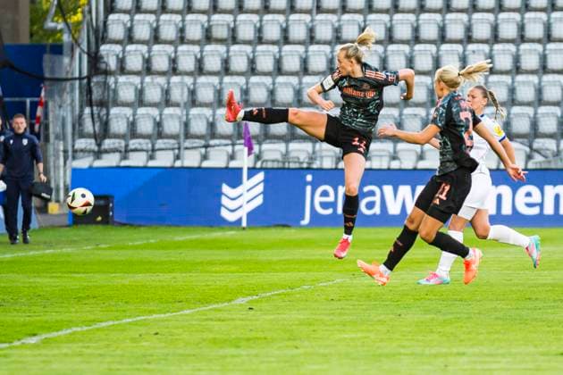 05.05.2025, xomx, Fussball Google Pixel Frauen-Bundesliga, Carl Zeiss Jena - FC Bayern Muenchen v.l. Lea Schüller (FC Bayern München) am Ball, der landet im Tor, doch es zaehlt nicht. Pernille Harder (FC Bayern München), Toma Ihlenburg (FC Carl Zeiss Jena) (DFL DFB REGULATIONS PROHIBIT ANY USE OF PHOTOGRAPHS as IMAGE SEQUENCES and or QUASI-VIDEO) Jena
