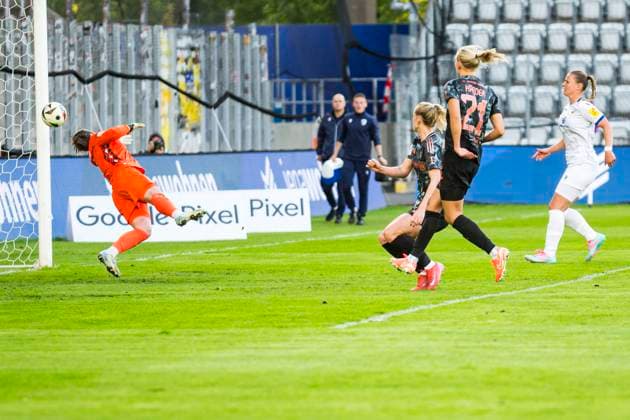05.05.2025, xomx, Fussball Google Pixel Frauen-Bundesliga, Carl Zeiss Jena - FC Bayern Muenchen v.l. Lea Schüller (FC Bayern München) am Ball, der landet im Tor, doch es zaehlt nicht. Pernille Harder (FC Bayern München), Toma Ihlenburg (FC Carl Zeiss Jena), Mariella El Sherif (FC Carl Zeiss Jena) (DFL DFB REGULATIONS PROHIBIT ANY USE OF PHOTOGRAPHS as IMAGE SEQUENCES and or QUASI-VIDEO) Jena