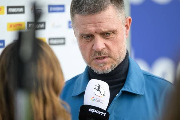 Fußball, Google Pixel Frauen Bundesliga, 20250505, FC Carl Zeiss Jena - FC Bayern München. Im Bild Trainer Bayern Alexander STRAUS TV Interview. Jena Ernst-Abbe-Sportfeld Thüringen Deutschland Copyright: Passion2Press MarkusxFischerx