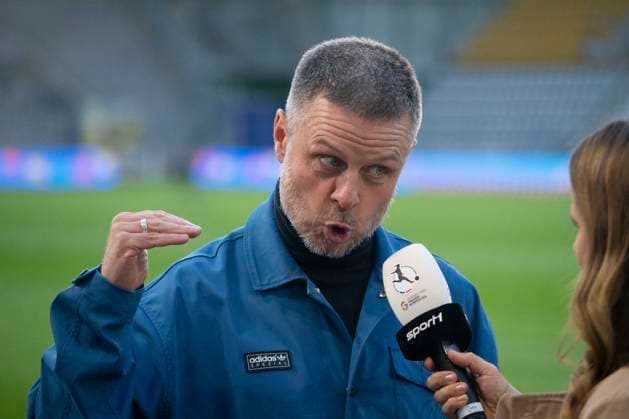 GER, Jena, Fußballl, Google Pixel Frauen Bundesliga, 21. Spieltag, FC Carl-Zeiss Jena vs. FC Bayern Muenchen im Bild v.l.: Alexander Straus (FC Bayern Trainer), beim Interview, gestikulierend 05.05.2025, Ernst-Abbe Sportfeld Jena DFL DFB REGULATIONS PROHIBIT ANY USE OF PHOTOGRAPHS AS IMAGE SEQUENCES AND OR QUASI-VIDEO, Copyright: HMBxMedia PaulxFritz