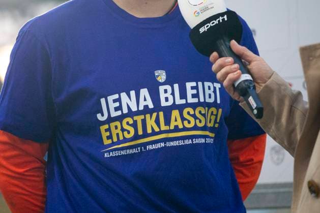 Sport Bilder des Tages GER, Jena, Fußballl, Google Pixel Frauen Bundesliga, 21. Spieltag, FC Carl-Zeiss Jena vs. FC Bayern Muenchen im Bild v.l.: T-Shirt von Mariella El Sherif (FC Carl-Zeiss Jena 01), zum Klassenerhalt waehrend Interview 05.05.2025, Ernst-Abbe Sportfeld Jena DFL DFB REGULATIONS PROHIBIT ANY USE OF PHOTOGRAPHS AS IMAGE SEQUENCES AND OR QUASI-VIDEO, Copyright: HMBxMedia PaulxFritz