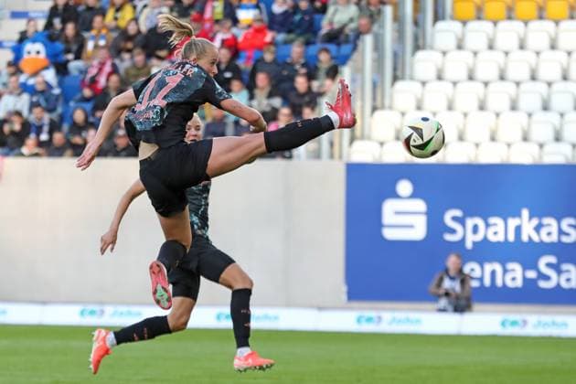 1. Bundesliga Frauen: FC Carl Zeiss Jena vs. FC Bayern München, 05.05.25 Lea Schüller (11, Bayern München) mit akrobatischen Sprung. Fußball, Google Pixel Frauen-Bundesliga, Saison 2024 2025, 21. Spieltag: FC Carl Zeiss Jena vs. FC Bayern München am 05.05.25, Ernst-Abbe-Sportfeld, ad hoc Arena, Jena. DFB REGULATIONS PROHIBIT ANY USE OF PHOTOGRAPHS AS IMAGE SEQUENCES AND OR QUASI-VIDEO. Copyright: xBEAUTIFULxSPORTS JanxKaeferx