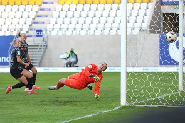 1. Bundesliga Frauen: FC Carl Zeiss Jena vs. FC Bayern München, 05.05.25 Abseits-Tor der Bayern-Frauen, Torwart Mariella El Sherif (1, FC Carl Zeiss Jena) im Tor. Fußball, Google Pixel Frauen-Bundesliga, Saison 2024 2025, 21. Spieltag: FC Carl Zeiss Jena vs. FC Bayern München am 05.05.25, Ernst-Abbe-Sportfeld, ad hoc Arena, Jena. DFB REGULATIONS PROHIBIT ANY USE OF PHOTOGRAPHS AS IMAGE SEQUENCES AND OR QUASI-VIDEO. Copyright: xBEAUTIFULxSPORTS JanxKaeferx
