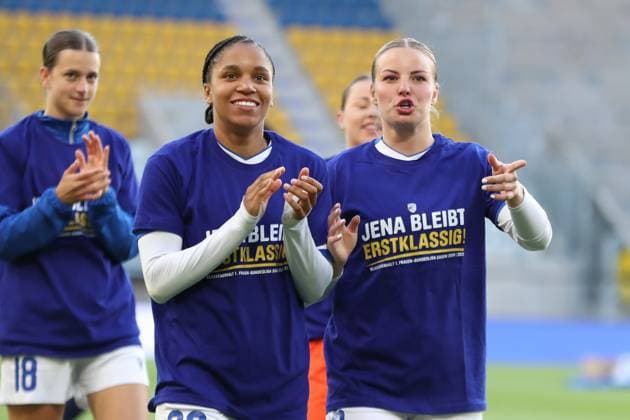 1. Bundesliga Frauen: FC Carl Zeiss Jena vs. FC Bayern München, 05.05.25 Josephina Bonsu (23, FC Carl Zeiss Jena) und Jenny Beyer (6, FC Carl Zeiss Jena). Fußball, Google Pixel Frauen-Bundesliga, Saison 2024 2025, 21. Spieltag: FC Carl Zeiss Jena vs. FC Bayern München am 05.05.25, Ernst-Abbe-Sportfeld, ad hoc Arena, Jena. DFB REGULATIONS PROHIBIT ANY USE OF PHOTOGRAPHS AS IMAGE SEQUENCES AND OR QUASI-VIDEO. Copyright: xBEAUTIFULxSPORTS JanxKaeferx