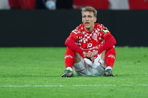 1. Bundesliga - 1. FSV Mainz 05 - Eintracht Frankfurt am 04.05.2025 in der MEWA Arena in Mainz Nelson Weiper (Mainz 44) unzufrieden, enttäuscht, enttaeuscht, niedergeschlagen *** 1 Bundesliga 1 FSV Mainz 05 Eintracht Frankfurt on 04 05 2025 at the MEWA Arena in Mainz Nelson Weiper Mainz 44 dissatisfied, disappointed, disappointed, dejected MH