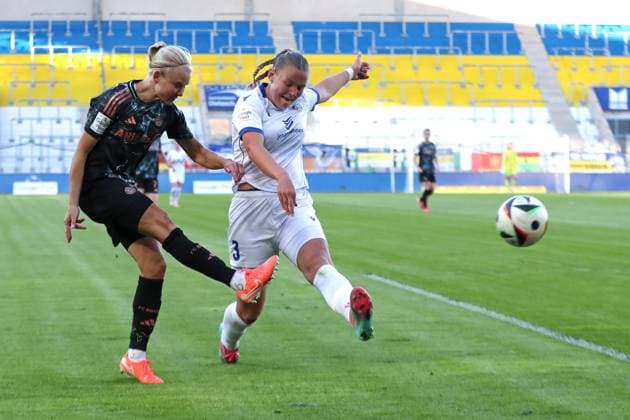 1. Bundesliga Frauen: FC Carl Zeiss Jena vs. FC Bayern München, 05.05.25 Pernille Harder (21, Bayern München) flankt gegen Toma Ihlenburg (3, FC Carl Zeiss Jena). Fußball, Google Pixel Frauen-Bundesliga, Saison 2024 2025, 21. Spieltag: FC Carl Zeiss Jena vs. FC Bayern München am 05.05.25, Ernst-Abbe-Sportfeld, ad hoc Arena, Jena. DFB REGULATIONS PROHIBIT ANY USE OF PHOTOGRAPHS AS IMAGE SEQUENCES AND OR QUASI-VIDEO. Copyright: xBEAUTIFULxSPORTS JanxKaeferx