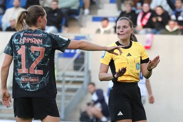 1. Bundesliga Frauen: FC Carl Zeiss Jena vs. FC Bayern München, 05.05.25 Schiedsrichterin Selina Menzel beendet die Diskussion mit energischer Geste. Fußball, Google Pixel Frauen-Bundesliga, Saison 2024 2025, 21. Spieltag: FC Carl Zeiss Jena vs. FC Bayern München am 05.05.25, Ernst-Abbe-Sportfeld, ad hoc Arena, Jena. DFB REGULATIONS PROHIBIT ANY USE OF PHOTOGRAPHS AS IMAGE SEQUENCES AND OR QUASI-VIDEO. Copyright: xBEAUTIFULxSPORTS JanxKaeferx