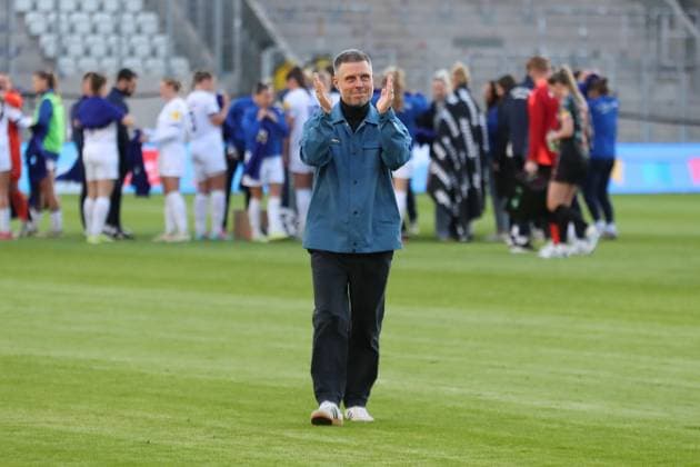 1. Bundesliga Frauen: FC Carl Zeiss Jena vs. FC Bayern München, 05.05.25 Trainer Alexander Straus (Bayern München) applaudiert zu den Fans. Fußball, Google Pixel Frauen-Bundesliga, Saison 2024 2025, 21. Spieltag: FC Carl Zeiss Jena vs. FC Bayern München am 05.05.25, Ernst-Abbe-Sportfeld, ad hoc Arena, Jena. DFB REGULATIONS PROHIBIT ANY USE OF PHOTOGRAPHS AS IMAGE SEQUENCES AND OR QUASI-VIDEO. Copyright: xBEAUTIFULxSPORTS JanxKaeferx