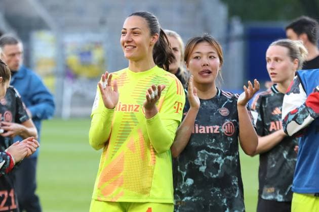 1. Bundesliga Frauen: FC Carl Zeiss Jena vs. FC Bayern München, 05.05.25 Torwart Maria-Luisa Grohs (1, Bayern München) und Momoko Tanikawa (18, Bayern München) applaudieren zu den Fans. Freude. Fußball, Google Pixel Frauen-Bundesliga, Saison 2024 2025, 21. Spieltag: FC Carl Zeiss Jena vs. FC Bayern München am 05.05.25, Ernst-Abbe-Sportfeld, ad hoc Arena, Jena. DFB REGULATIONS PROHIBIT ANY USE OF PHOTOGRAPHS AS IMAGE SEQUENCES AND OR QUASI-VIDEO. Copyright: xBEAUTIFULxSPORTS JanxKaeferx