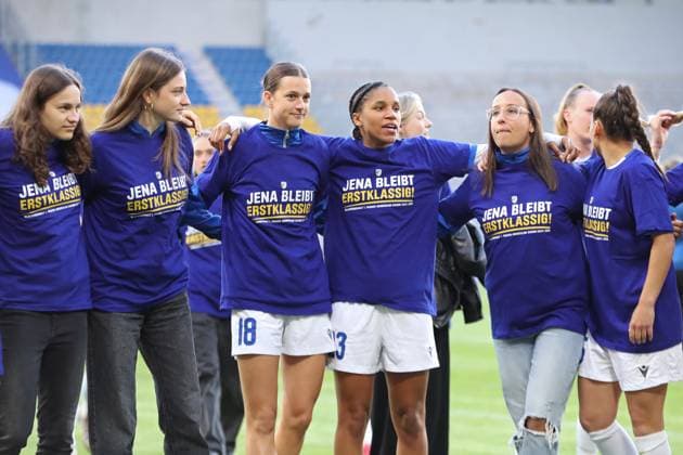 1. Bundesliga Frauen: FC Carl Zeiss Jena vs. FC Bayern München, 05.05.25 Anna Margraf (18, FC Carl Zeiss Jena) und Josephina Bonsu (23, FC Carl Zeiss Jena) Arm in Arm mit ihren Team-Kolleginnen. Fußball, Google Pixel Frauen-Bundesliga, Saison 2024 2025, 21. Spieltag: FC Carl Zeiss Jena vs. FC Bayern München am 05.05.25, Ernst-Abbe-Sportfeld, ad hoc Arena, Jena. DFB REGULATIONS PROHIBIT ANY USE OF PHOTOGRAPHS AS IMAGE SEQUENCES AND OR QUASI-VIDEO. Copyright: xBEAUTIFULxSPORTS JanxKaeferx
