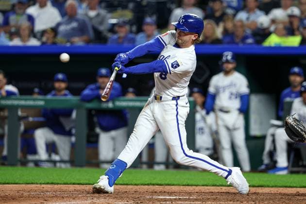 MLB, Baseball Herren, USA 2025: White Sox Vs Royals MAY 05 May 5, 2025: Kansas City Royals right fielder Drew Waters (8) hits an RBI double scoring Kansas City Royals third baseman Maikel Garcia (11) during the eighth inning against the Chicago White Sox at Kauffman Stadium in Kansas City, MO. David Smith CSM (Credit Image: Â David Smith Cal Media) Kansas City Mo United States of America EDITORIAL USE ONLY Copyright: xx ZUMA-20250505_zma_c04_033.jpg DavidxSmithx csmphotothree381231