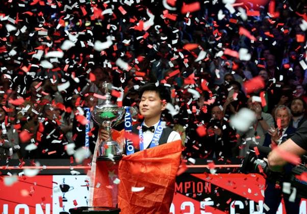 Bilder des Jahres 2025, Sport 05 Mai Sport Themen der Woche KW19 Sport Bilder des Tages (250506) -- SHEFFIELD, May 6, 2025 -- Zhao Xintong celebrates with the trophy during the awarding ceremony after the final between Zhao Xintong of China and Mark Williams of Wales at World Snooker Championship 2025 in Sheffield, Britain, May 5, 2025. (Photo by Xinhua) (SP)BRITAIN-SHEFFIELD-SNOOKER World Championship, WM, Weltmeisterschaft FINAL ZhaixZheng 
