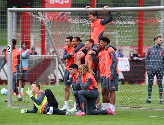 Sport Themen der Woche KW19 Sport Bilder des Tages Fussball, Herren, Saison 2024 2025, FC Bayern München, Training Siegerfoto am Ende des Trainingsspiels, Thomas Müller, Mueller (FC Bayern München) auf den Schuktern von Joshua Kimmich (FC Bayern München) sitzend *** Football, Men, Season 2024 2025, FC Bayern Munich, Training Winner photo at the end of the training match, Thomas Müller, Mueller FC Bayern Munich sitting on the shoulders of Joshua Kimmich FC Bayern Munich