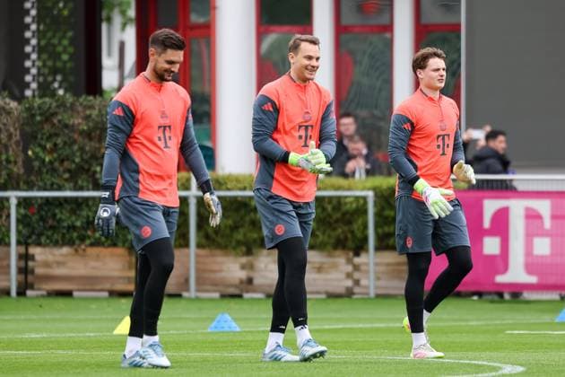 Die Torhueter auf dem Weg zum Training, Manuel Neuer (FC Bayern Muenchen, 01) mit Jonas Urbig (FC Bayern Muenchen, 40) und Sven Ulreich (FC Bayern Muenchen, 26), GER, Oeffentliches Training, FC Bayern Muenchen, Fussball, Saison 2024 2025, 06.05.2025, GER, Oeffentliches Training, FC Bayern Muenchen, Fussball, Saison 2024 2025, 06.05.2025 Muenchen *** The goalkeepers on their way to training, Manuel Neuer FC Bayern Muenchen, 01 with Jonas Urbig FC Bayern Muenchen, 40 and Sven Ulreich FC Bayern Muenchen, 26 , GER, Public training, FC Bayern Muenchen, Football, Season 2024 2025, 06 05 2025, GER, Public training, FC Bayern Muenchen, Football, Season 2024 2025, 06 05 2025 Muenchen Copyright: xEibner-Pressefoto JennixMaulx EP_JML