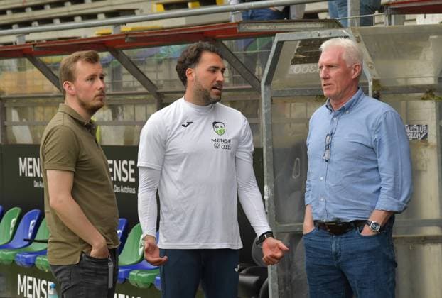 03.05.2025, GER, Fussball, Regionalliga West, Saison 2024 2025, 32. Spieltag, Ohlendorf Stadion im Heidewald, Gütersloh FC Gütersloh - 1. FC Köln U23 2 : 4 Rene Harder (Teammanager FC Gütersloh, links), Julian Hesse (Trainer FC Gütersloh, Mitte) und Rob Reekers (Sportlicher Leiter FC Gütersloh), Aktion, Einzelbild, Quer, Mimik, Gestik, Trainer, Coach *** 03 05 2025, GER, Soccer, Regionalliga West, Season 2024 2025, Matchday 32, Ohlendorf Stadion im Heidewald, Gütersloh FC Gütersloh 1 FC Köln U23 2 4 Rene Harder Team Manager FC Gütersloh, left , Julian Hesse Coach FC Gütersloh, center and Rob Reekers Sporting Director FC Gütersloh , action, single image, landscape, facial expression, gesture, coach, trainer