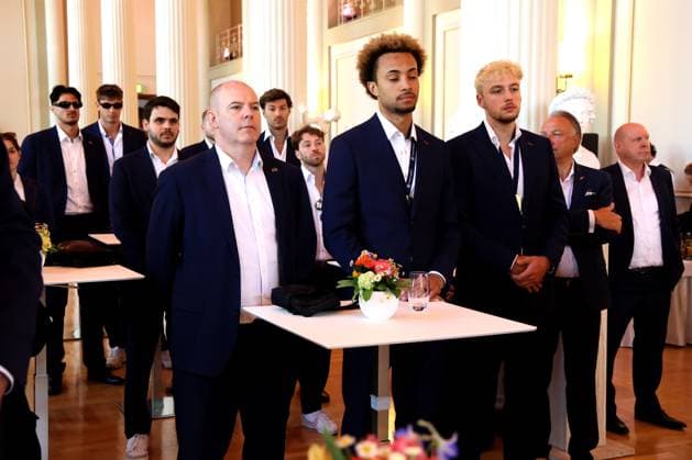 DEU, DVV, 1.VBL, BR Volleys beim Buergermeister von Berlin, 06.05.2025, Rote Rathaus, Berlin, DEU, DVV, 1.VBL, BR Volleys beim Buergermeister von Berlin, im Bild Ehrung vom Regierenden Buergermeister von Berlin Kai Wegner, BR Volleys-Spielerkreis, Praesident Niromand (BR Volleys), Trainer Joel Banks (BR Volleys)