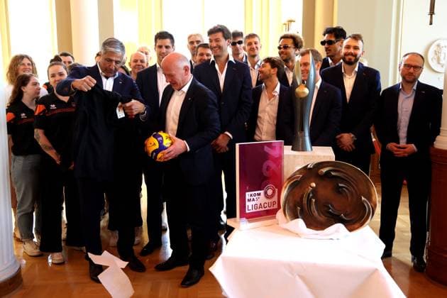 DEU, DVV, 1.VBL, BR Volleys beim Buergermeister von Berlin, 06.05.2025, Rote Rathaus, Berlin, DEU, DVV, 1.VBL, BR Volleys beim Buergermeister von Berlin, im Bild Ehrung vom Regierenden Buergermeister von Berlin Kai Wegner, BR Volleys-Spielerkreis, Praesident Niromand (BR Volleys)