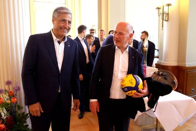 DEU, DVV, 1.VBL, BR Volleys beim Buergermeister von Berlin, 06.05.2025, Rote Rathaus, Berlin, DEU, DVV, 1.VBL, BR Volleys beim Buergermeister von Berlin, im Bild Ehrung vom Regierenden Buergermeister von Berlin Kai Wegner, BR Volleys-Spielerkreis, Praesident Niromand (BR Volleys)