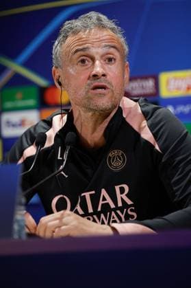 Paris, Parc des Princes 6.05.2025 UEFA Pressekonferenz vor dem Champions League 2024 25 Halbfinale Rückspiel Paris Saint Germain - Arsenal FC v.l., Coach, Trainer Luis Enrique (Paris Saint-Germain) gestikuliert, mit den Armen gestikulieren Copyright: AntonioxBorga