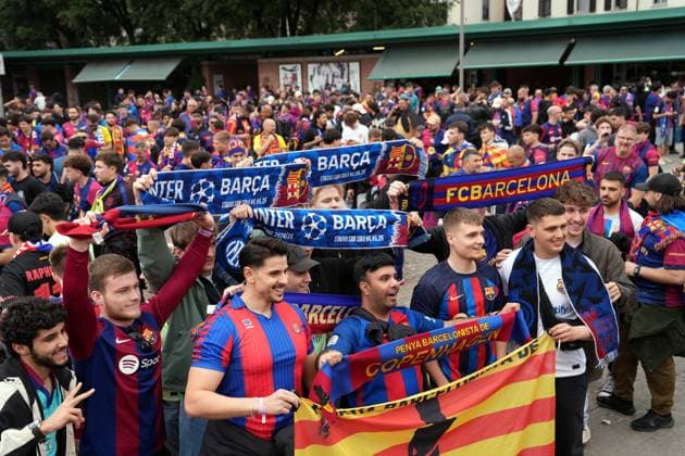 Milan, Barcelona Futbol Club fans before the Champions League match with Internazionale are in Piazza 24 Maggio  Copyright: xDuilioxPiaggesix xipa-agency.netx xDuilioxPiaggesix 0816722471st