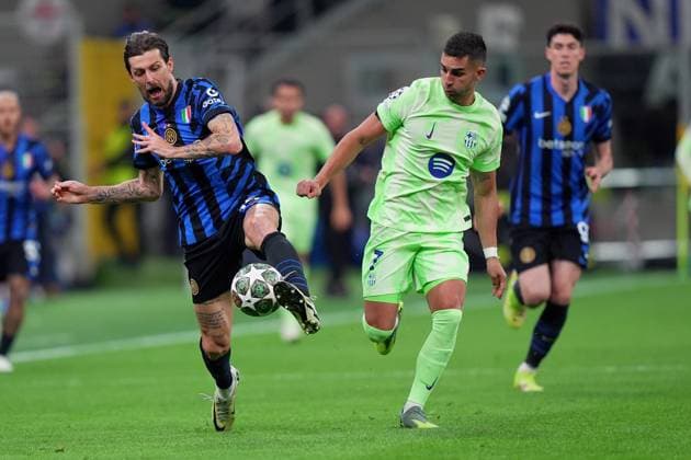Inter Milan s Francesco Acerbi fights for the ball with Barcelona s Ferran Torres during the Uefa Champions League soccer match between Inter and Barcelona at San Siro Stadium in Milan , North Italy - Tuesday May 06, 2025 . - Soccer  Copyright: xSpada LaPressex