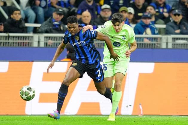 .Inter MilanÕs Denzel Dumfries fights for the ball with BarcelonaÕs Gerard Martin during the Uefa Champions League soccer match between Inter and Barcelona at San Siro Stadium in Milan , North Italy - Tuesday May 06, 2025 . - Soccer  Copyright: xSpada LaPressex