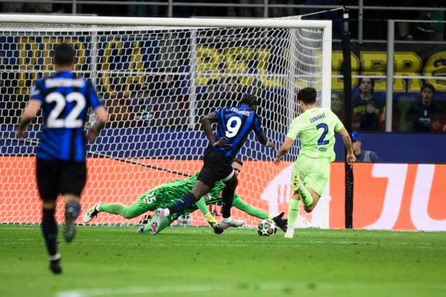 FC Internazionale v FC Barcelona, Barca - UEFA Champions League Wojciech Szczesny of FC Barcelona saves on Marcus Thuram of FC Internazionale during the UEFA Champions League 2024 25 semi final second leg football match between FC Internazionale and FC Barcelona. Milan Italy Copyright: xNicolòxCampox