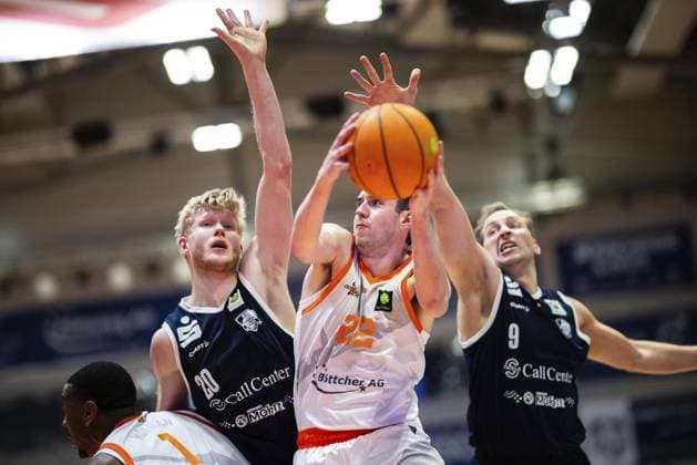 Sport Themen der Woche KW19 Sport Bilder des Tages BASKETBALL BUNDESLIGA PROA PLAYOFF - 1 4 FINALE, SPIELTAG 3 SCIENCE CITY JENA - VFL SPARKASSENSTARS BOCHUM ** NUR FÜR REDAKTIONELLE ZWECKE ** EDITORIAL USE ONLY **<p>06 05 2025-Jena: Basketball 2. Basketball-Bundesliga ProA Saison 2024 2025 PlayOff Runde: PO-1 4 Finale, Spieltag: 3 Sparkassen-Arena Science City Jena - VfL SparkassenStars Bochum im Foto: Tyler Nelson 22 (Science City Jena) im Zweikampf mit Jonas Grof 9 (VfL SparkassenStars Bochum) und Peter David Kalthoff 20 (VfL SparkassenStars Bochum) ( Deutschland Thueringen Jena Copyright: SaschaxFromm *** BASKETBALL BUNDESLIGA PROA PLAYOFF 1 4 FINAL, GAME DAY 3 SCIENCE CITY JENA VFL SPARKASSENSTARS BOCHUM FOR EDITORIAL PURPOSES ONLY EDITORIAL USE ONLY p 06 05 2025 Jena Basketball 2 Basketball Bundesliga ProA Season 2024 2025 PlayOff Round PO 1 4 Final, Matchday 3 Sparkassen Arena Science City Jena VfL SparkassenStars Bochum in the photo Tyler Nelson 22 Science City Jena in a duel with Jonas Grof 9 VfL SparkassenStars Bochum and Peter David Kalthoff 20 VfL SparkassenStars Bochum Germany Thueringen Jena Copyright SaschaxFromm Copyright: SaschaxFromm doc80itj8qmmwz5eljso5p ,EDITORIAL USE ONLY