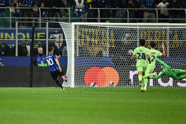 Lautaro Martinez of F.C. Inter scores the goal for 1-0 during the UEFA Champions League 2024 25 Semi Final Second Leg match between FC Internazionale Milano and FC Barcelona, Barca at San Siro Stadium on May 6, 2025 in Milan, Italy  Copyright: xDomenicoxCippitelli IPAxSportx xipa-agency.netx xx IPA_57345083 IPA_Agency_IPA57345083