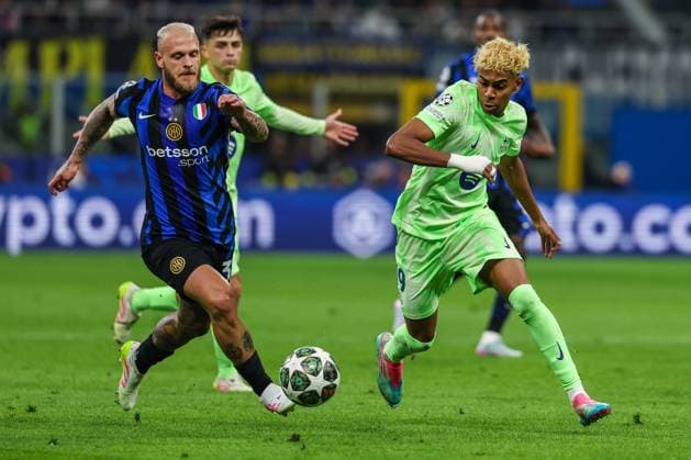 FC Internazionale vs FC Barcelona, Barca - UEFA Champions League 2024 25 Semi Final - 2nd leg - 06 05 2025 Lamine Yamal of FC Barcelona competes for the ball with Federico Dimarco of FC Internazionale during UEFA Champions League 2024 25 Semi Final - 2nd leg football match between FC Internazionale and FC Barcelona at San Siro Stadium Copyright: xBEAUTIFULxSPORTS Carabellix
