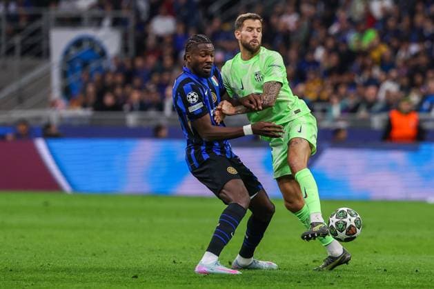 FC Internazionale vs FC Barcelona, Barca - UEFA Champions League 2024 25 Semi Final - 2nd leg - 06 05 2025 Marcus Thuram of FC Internazionale competes for the ball with Inigo Martinez of FC Barcelona during UEFA Champions League 2024 25 Semi Final - 2nd leg football match between FC Internazionale and FC Barcelona at San Siro Stadium Copyright: xBEAUTIFULxSPORTS Carabellix